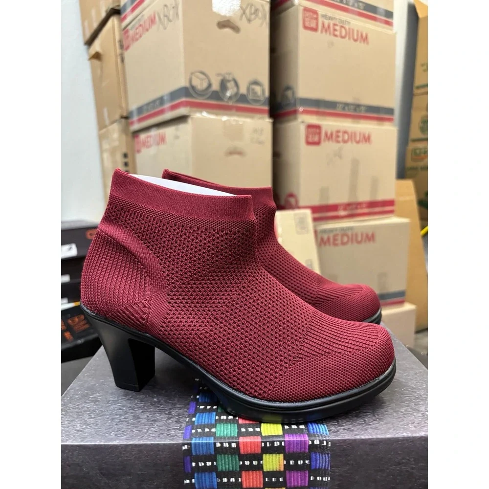 Bernie Mev Doll Burgundy Knit Ankle Boots Block Heel Womens Size 7.5-8 NEW